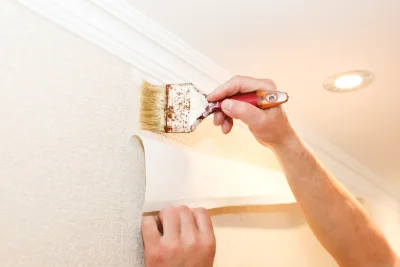 Pose de papier peint à Escales — revêtements muraux et toiles de verre